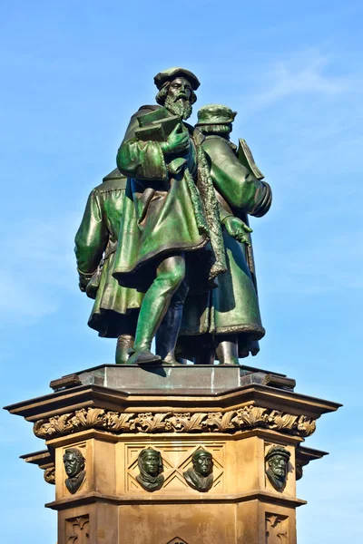 Statue von johannes gutenberg in Frankfurt — Stockfoto