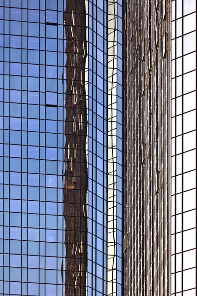 Ventanas de edificios de oficinas — Foto de Stock