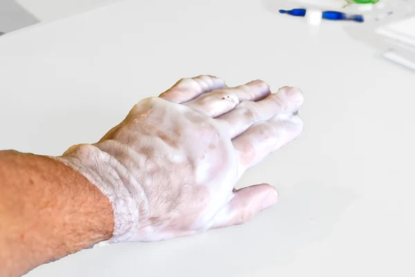 깨진 납덩이를 찾기 위해 손으로 물리 요법을 사용 한다 — 스톡 사진