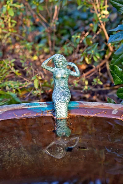 Sirenita sentada en el borde de un lavabo — Foto de Stock