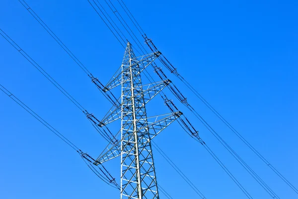 Ηλεκτρικής ενέργειας πύργος με ηλεκτροφόρα καλώδια μπλε ουρανό — Φωτογραφία Αρχείου