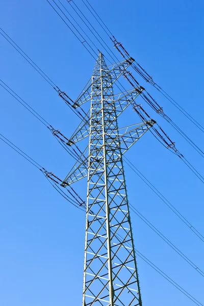 Villamos távvezetékek ellen a kék eget torony — Stock Fotó