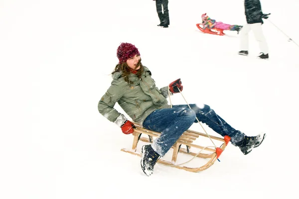Kız güzel beyaz kar kış aylarında sledging hoşlanır — Stok fotoğraf