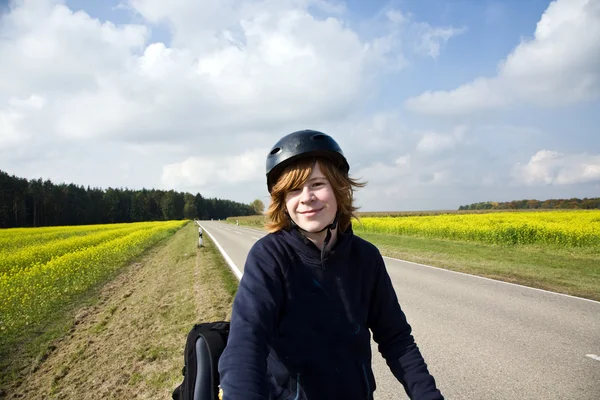 Jovem com bicicleta de montanha em turnê — Fotografia de Stock