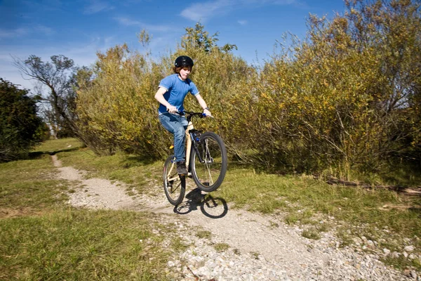 Ragazzo con mountain bike in tour — Foto Stock