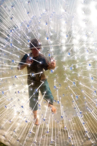Niedliches Kind hat viel Spaß beim Zorbing-Ball — Stockfoto