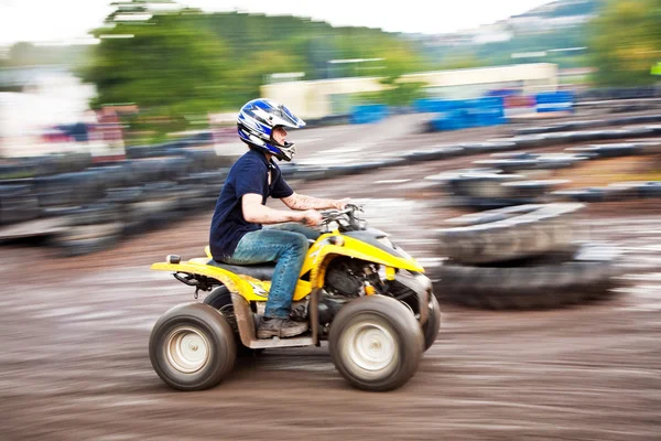 Jongen geniet quad rijden — Stockfoto