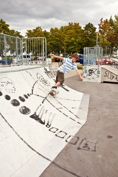 Αγόρι πατινάζ στο skate park και έχει τη διασκέδαση — Φωτογραφία Αρχείου