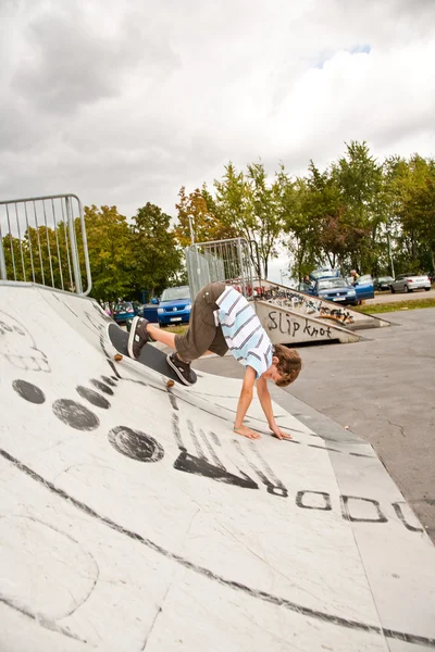 Menino patinação no parque de skate e se diverte — Fotografia de Stock
