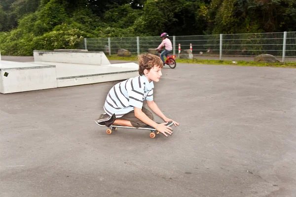 Junge reitet Skateboard — Stockfoto
