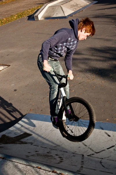 Jeune garçon avec dirtbike en demi-lune — Photo