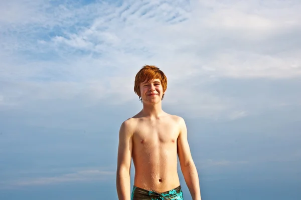 Портрет счастливого мальчика с рыжими волосами наслаждается прекрасным — стоковое фото