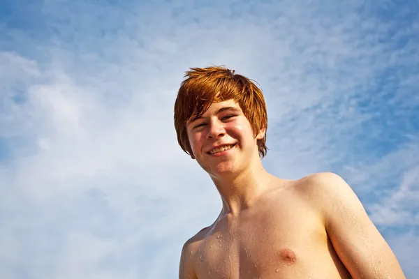 Élvezi a gyönyörű vörös hajú fiú boldog portréja kell — Stock Fotó