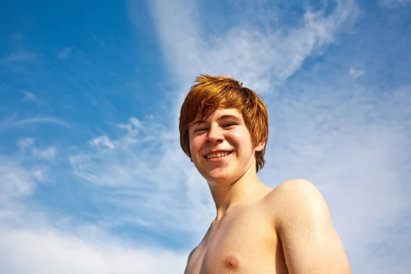 Портрет счастливого мальчика с рыжими волосами наслаждается прекрасным — стоковое фото
