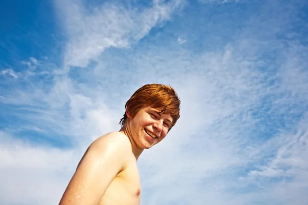 Портрет щасливого хлопчика з рудим волоссям насолоджується прекрасним — стокове фото