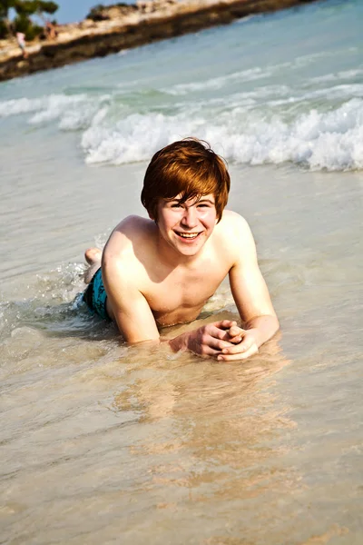 Niño feliz con el pelo rojo está disfrutando de la hermosa playa —  Fotos de Stock