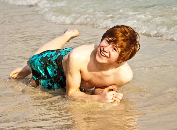 Menino feliz com cabelo vermelho está desfrutando da bela praia — Fotografia de Stock