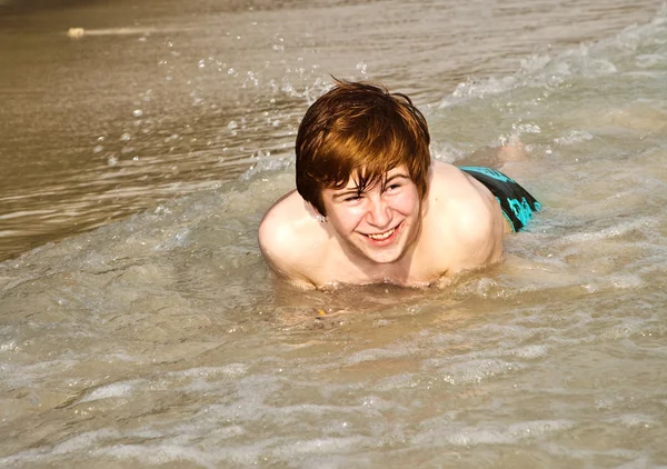 Glücklicher Junge mit roten Haaren genießt den schönen Strand — Stockfoto