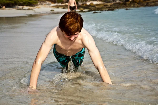 Gelukkige jongen met rood haar is genieten van het prachtige strand — Stockfoto
