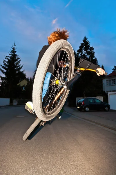 Chico con dirtbike va en el aire — Foto de Stock