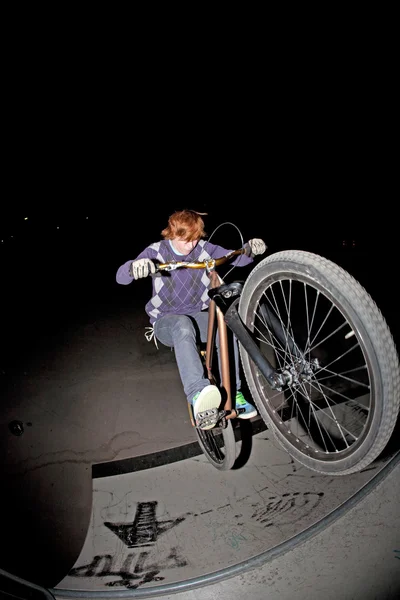 Giovane ragazzo con dirtbike in halfpipe — Foto Stock