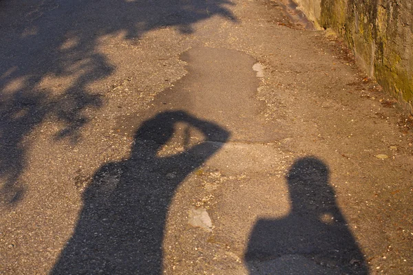 Sombra de padre e hijo tomando fotos — Foto de Stock