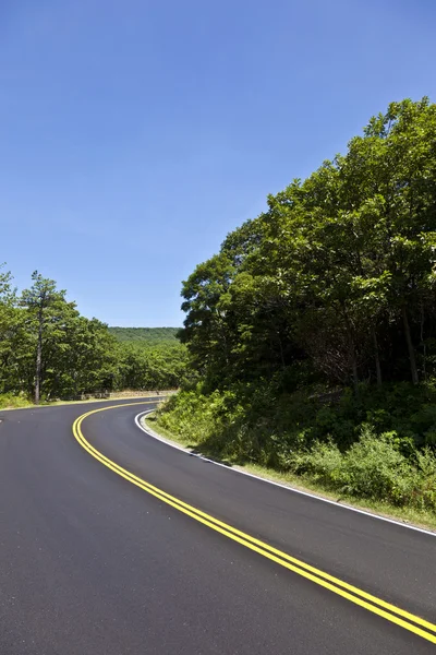 Hermosa carretera rural panorámica curvas a través de Shenandoah Nationa — Foto de Stock