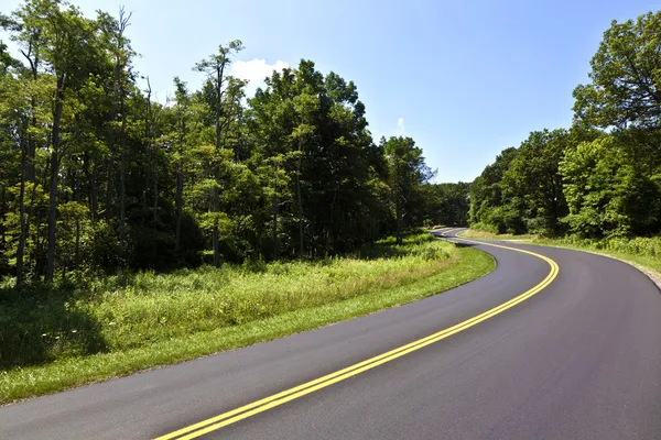 Beautiful scenic country road curves through Shenandoah Nationa — Stock Photo, Image