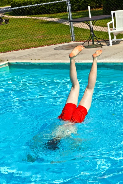 孩子在游泳池里玩得很开心 — 图库照片