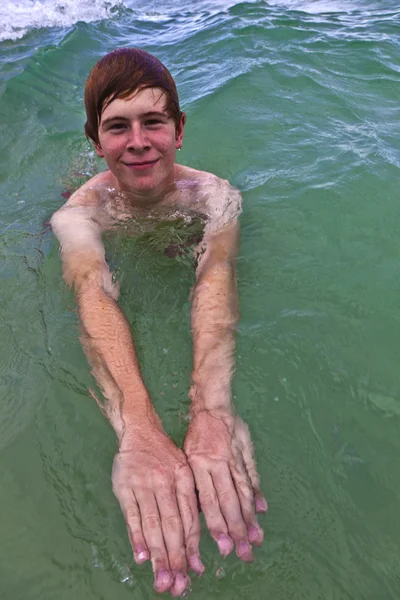 少年は海で泳ぐを楽しんでいます — ストック写真