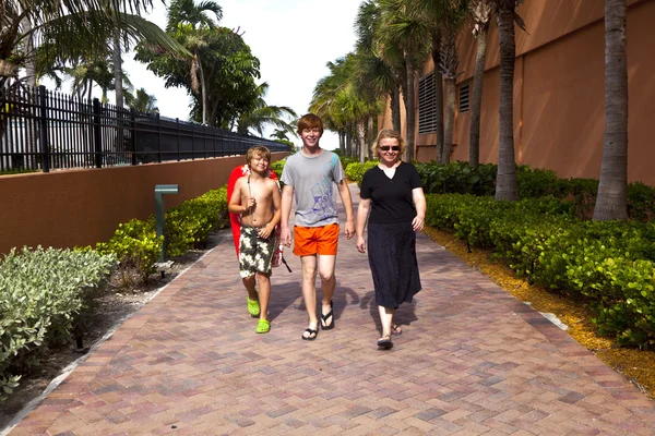 Mãe com dois filhos a caminho da praia — Fotografia de Stock