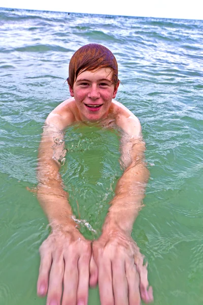 Мальчик любит плавать в океане — стоковое фото