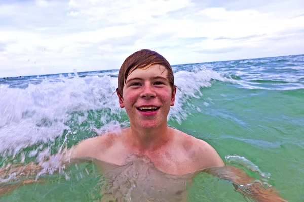 Fiú élvezi az óceán úszás — Stock Fotó