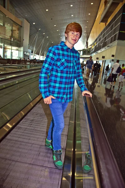 空港内移動階段上の少年 — ストック写真