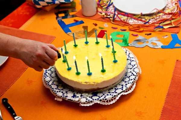 Tarta de cumpleaños en la mesa temprano en la mañana con velas — Foto de Stock