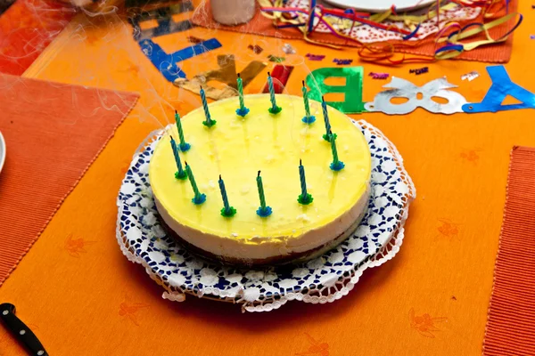 De cake van de kindverjaardag aan de tafel vroeg in de ochtend met kaarsen — Stockfoto