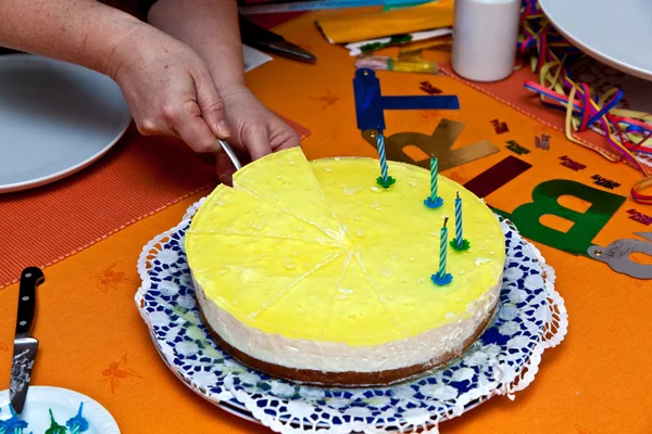 De cake van de kindverjaardag aan de tafel vroeg in de ochtend met kaarsen — Stockfoto