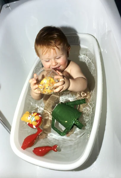 Baby i badröret — Stockfoto