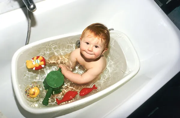 Bebé en el tubo de baño —  Fotos de Stock