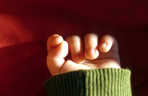 Hand mit Finger des süßen Babys — Stockfoto