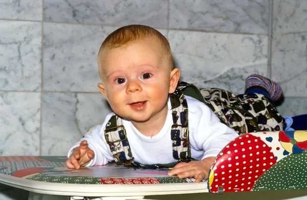 Feliz bebê rastejando no banheiro na mesa de troca — Fotografia de Stock