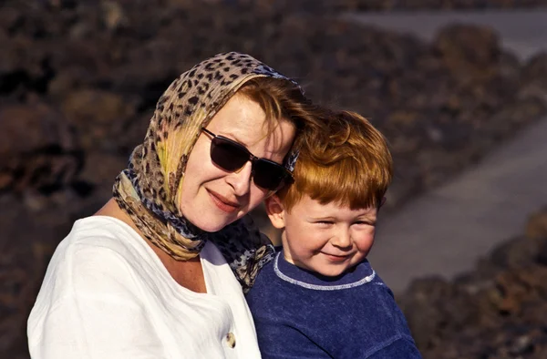 Portrét matku a syna s červenými vlasy — Stock fotografie