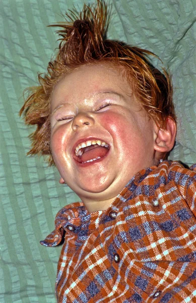 Porträt eines kleinen Jungen, der auf einer Decke liegt — Stockfoto