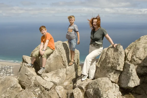Familie bovenop de berg — Stockfoto