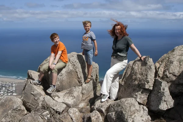 Família no topo da montanha — Fotografia de Stock