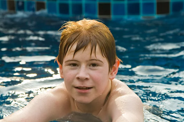 Chłopiec z czerwone włosy w basenie — Zdjęcie stockowe