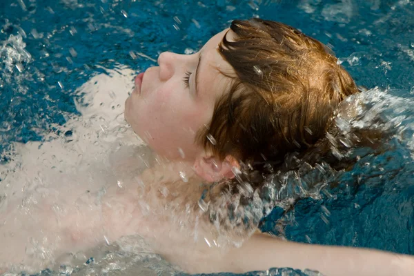 Garçon aux cheveux roux dans la piscine — Photo