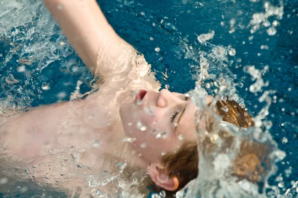 Junge mit roten Haaren im Pool — Stockfoto
