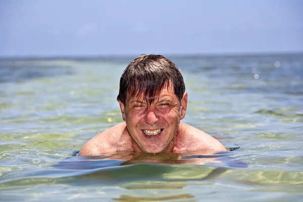 Porträtt av en man simma i det kristallklara hav — Stockfoto