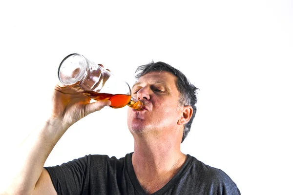 Чоловік п'є алкоголю — стокове фото